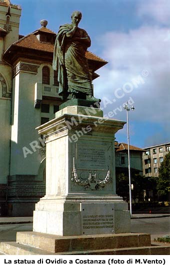 Statua di Ovidio a Costanza (Tomis) sul Mar Nero in Romania, identica alla statua di Ovidio a Sulmona in Italia